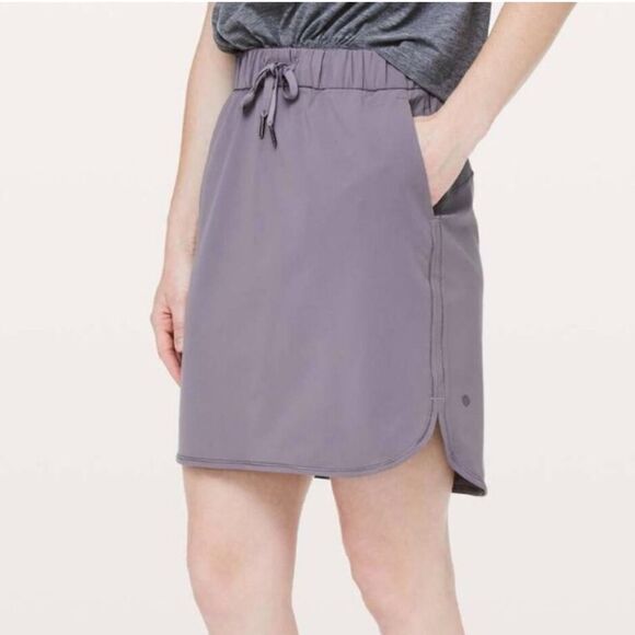 lululemon athletica Dresses & Skirts - Lululemon On The Fly Skirt size 4 magnum mini